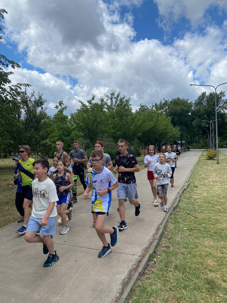 Діти в парку приймають участь у заходах