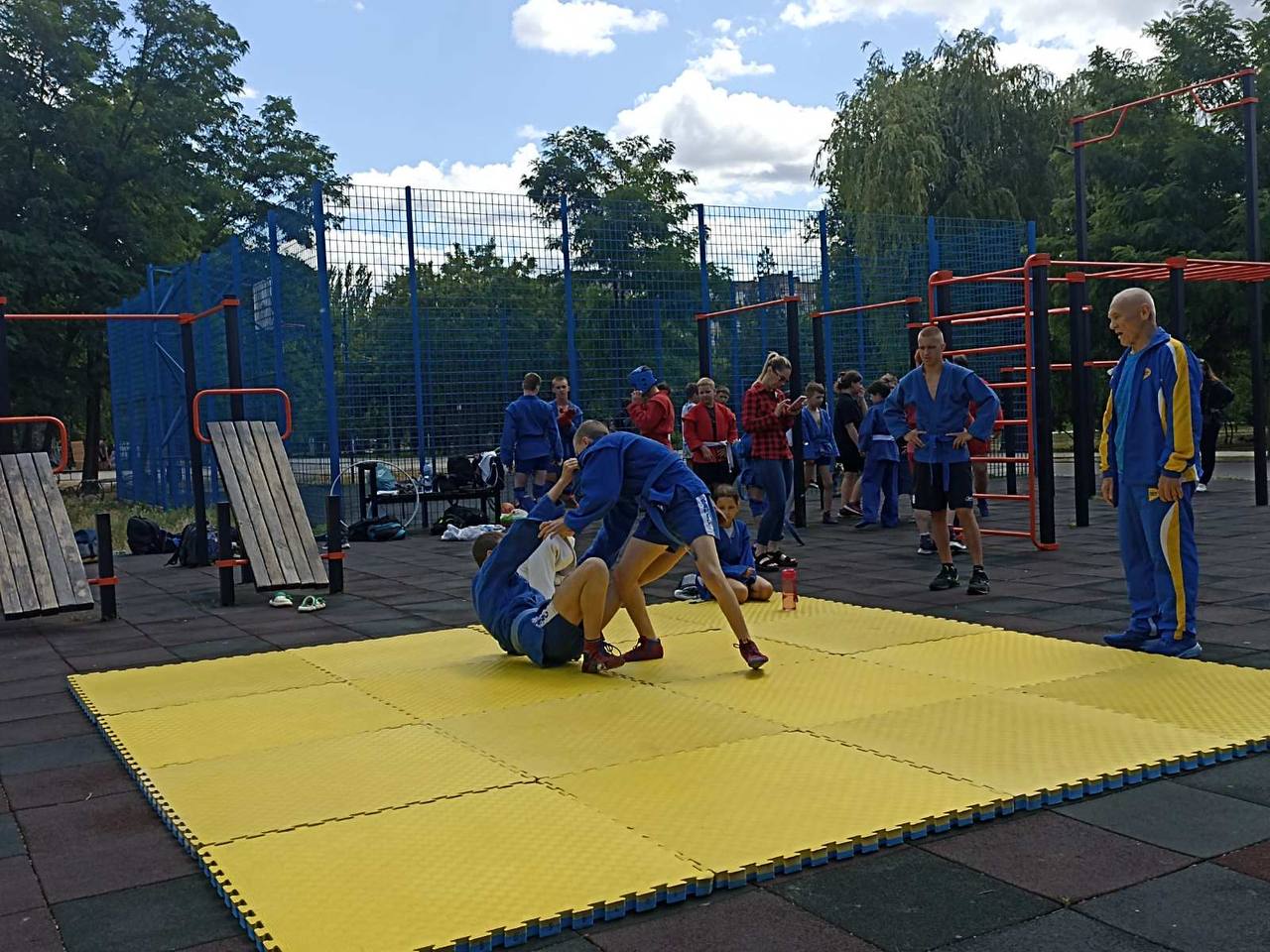 Діти в парку приймають участь у заходах