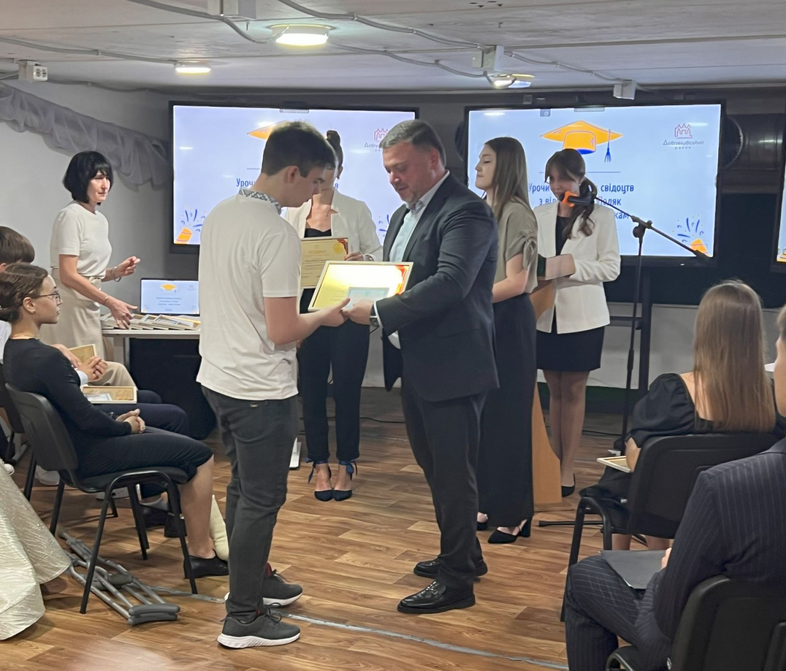 Вручення свідоцтв та відзнак випускникам та випускницям