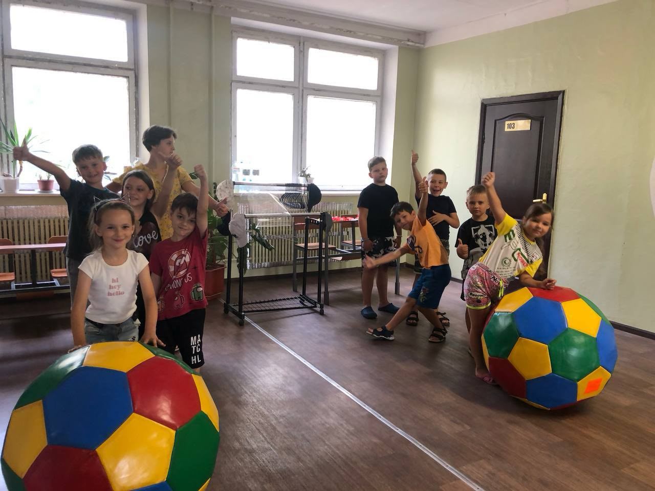 Діти в Цифровому освітньому центрі Криворізької гімназії №130