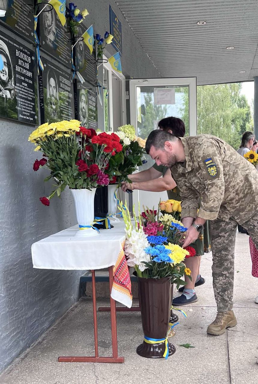 Покладення квітів до меморіальних дощок