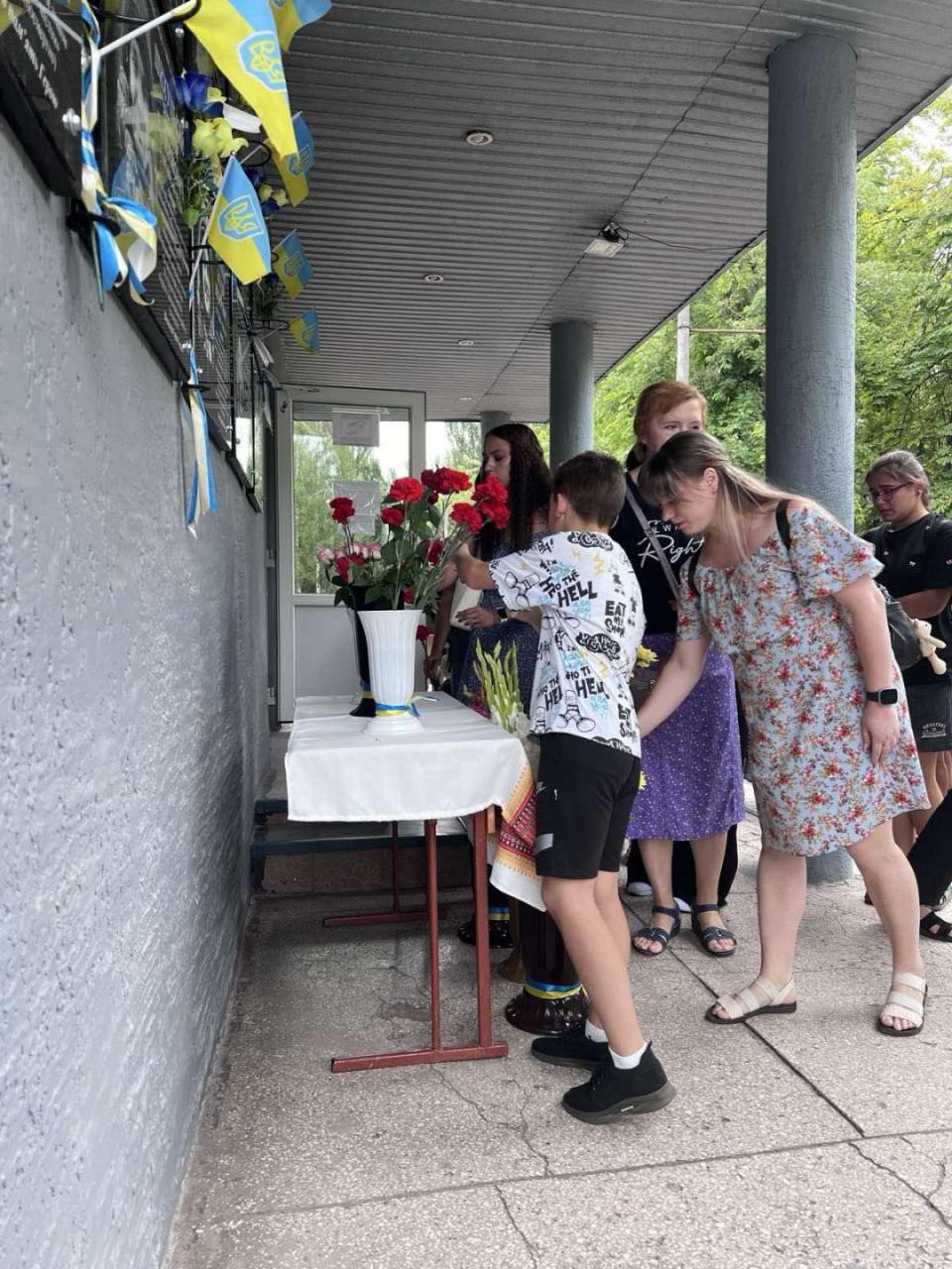 Покладення квітів до меморіальних дощок