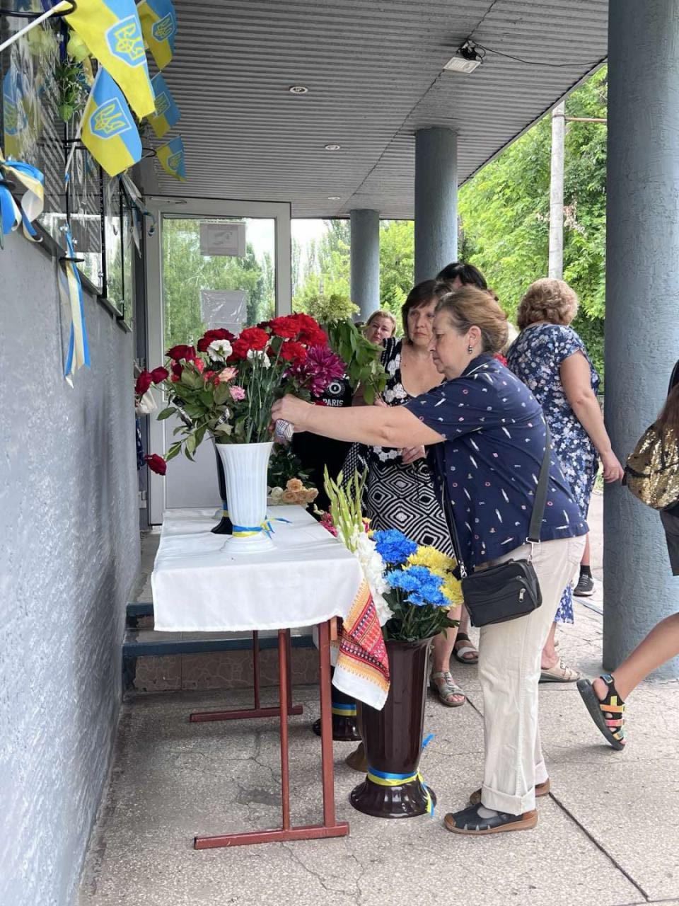 Покладення квітів до меморіальних дощок