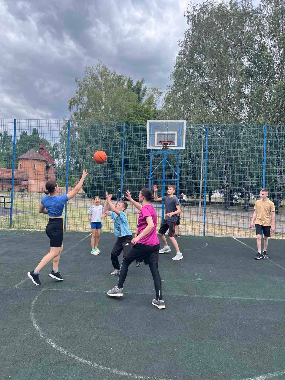 Спортсмени на спортивному майданчику у парку