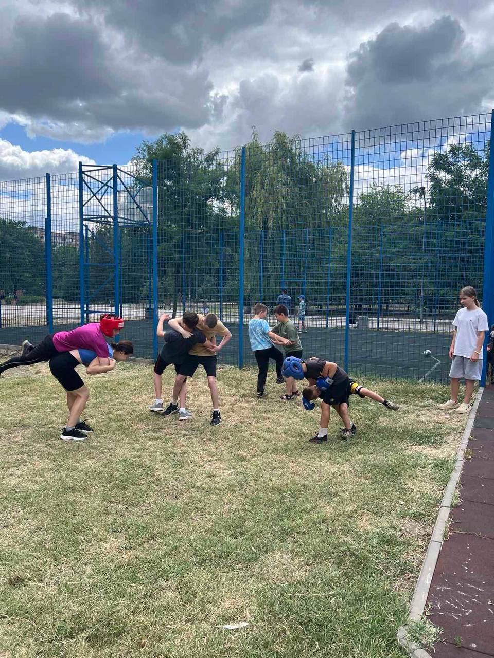 Спортсмени на спортивному майданчику у парку