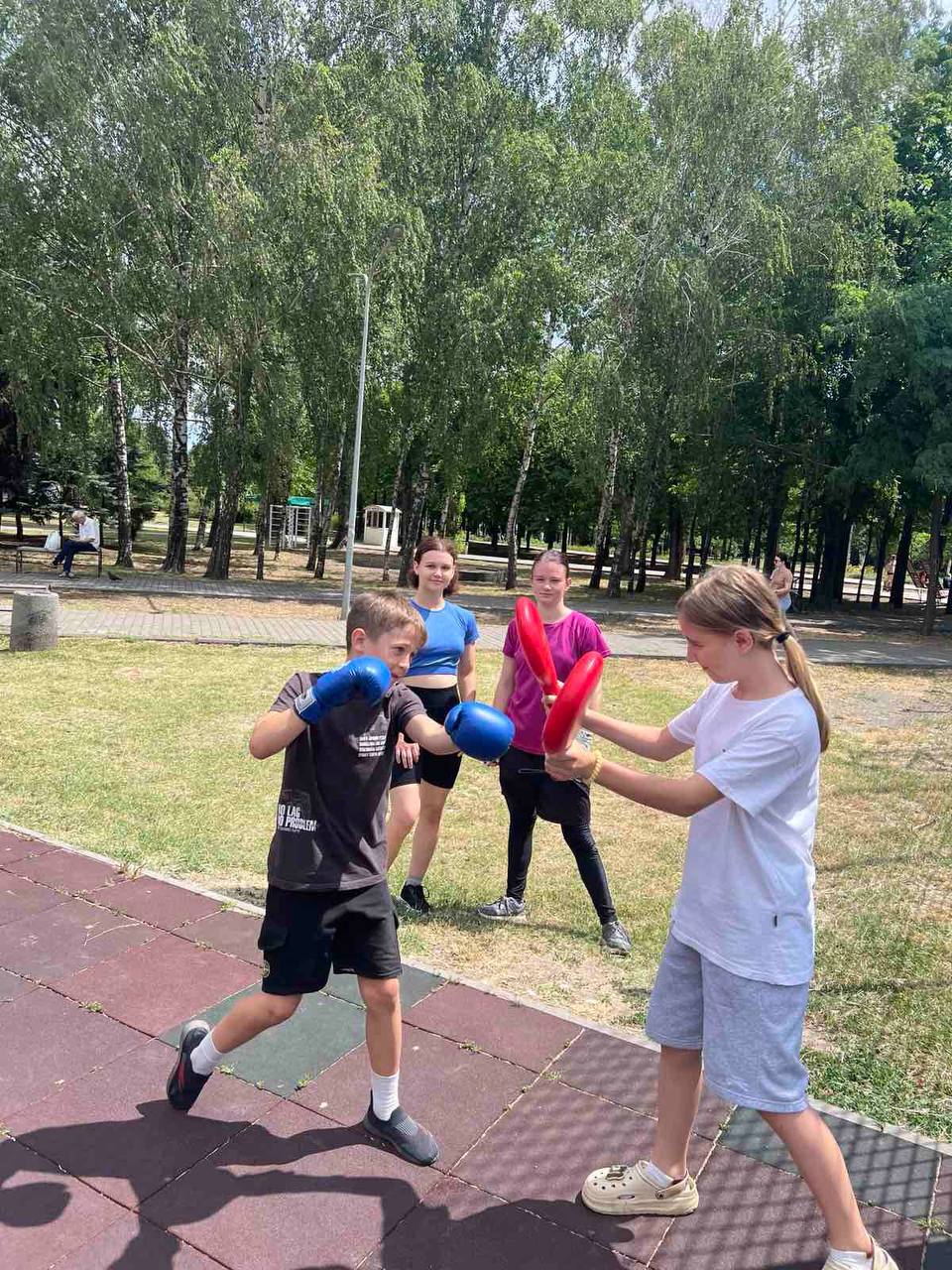 Спортсмени на спортивному майданчику у парку