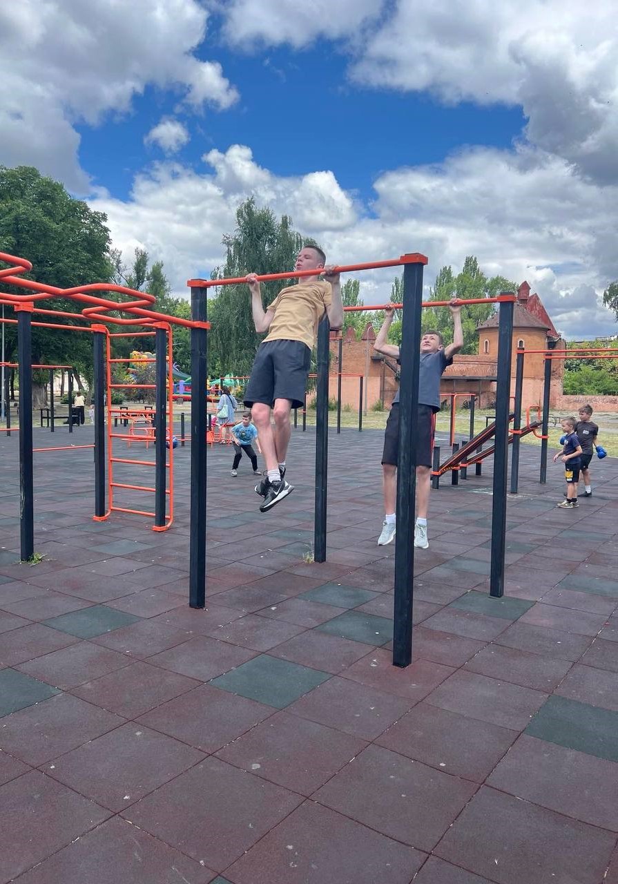 Спортсмени на спортивному майданчику у парку