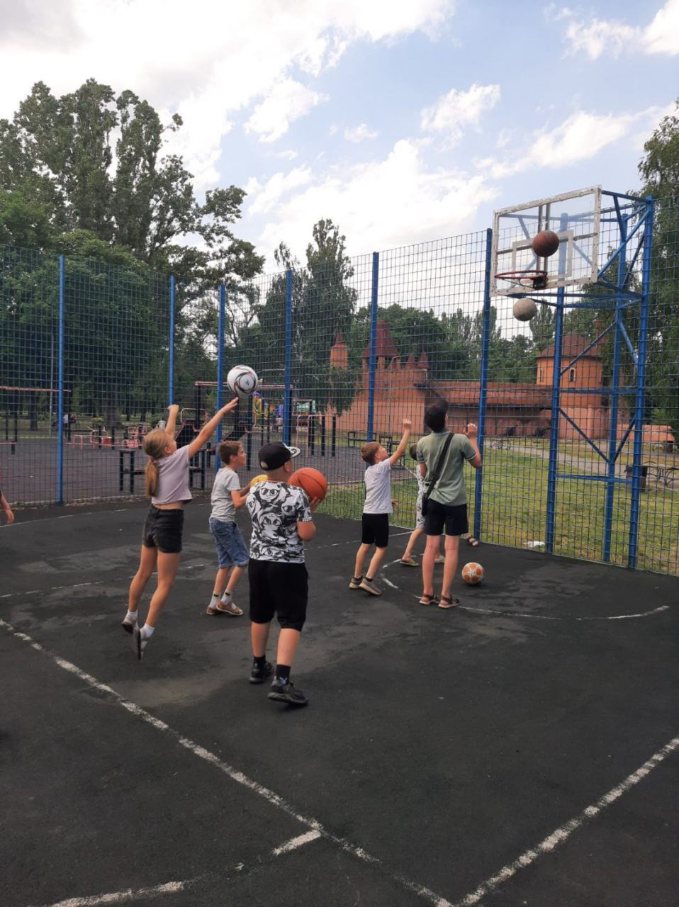 Діти на спортивному майданчику