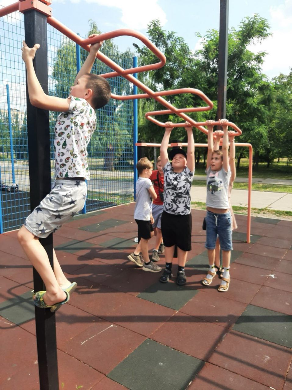 Діти на спортивному майданчику
