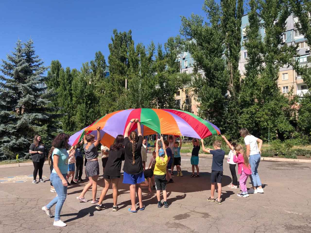 Діти з учителем на вулиці